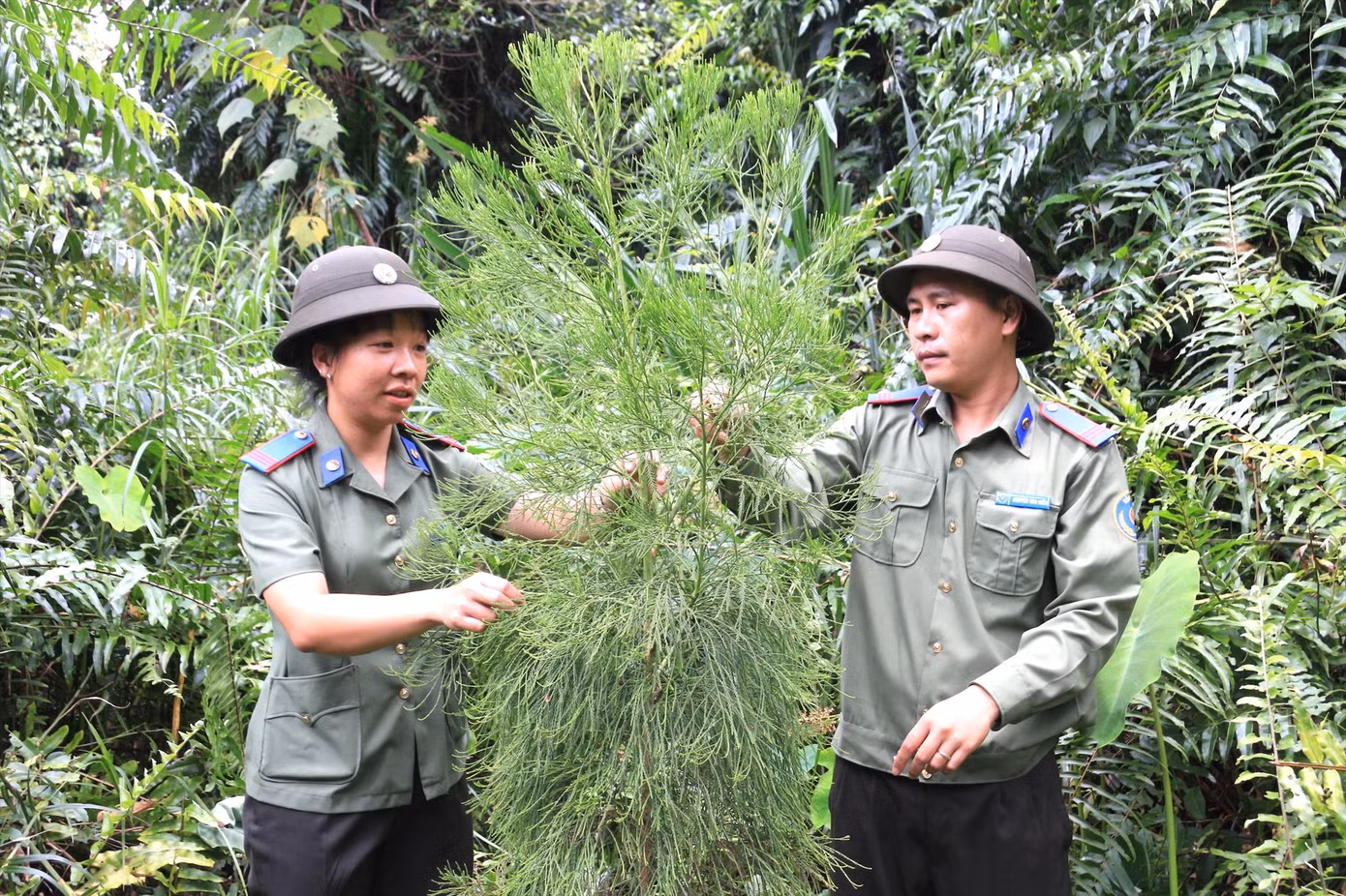 Chị Nguyễn Thị Mai Đào (trái) luôn hoàn thành nhiệm vụ được giao. Chị Nguyễn Thị Mai Đào (trái) luôn hoàn thành nhiệm vụ được giao.
