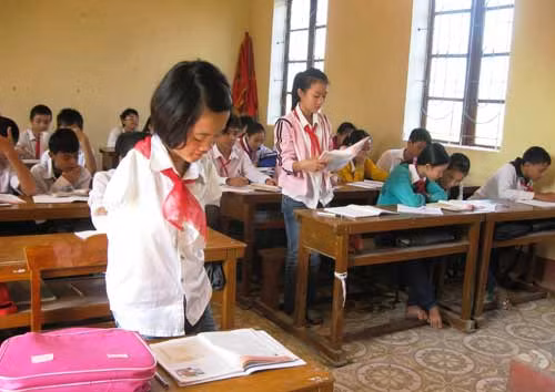 Thắm đọc một đoạn hội thoại tiếng Anh cùng với bạn trong lớp