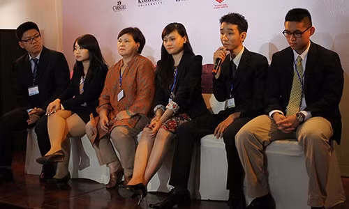 Các du học sinh chia sẻ kinh nghiệm “săn” học bổng thành công. Từ phải qua: Hoàng Lê Hưng, Bùi Quang Lê, Trần Vũ Thủy Tiên và Thái Thị Thanh Thảo (thứ 2 từ trái qua)