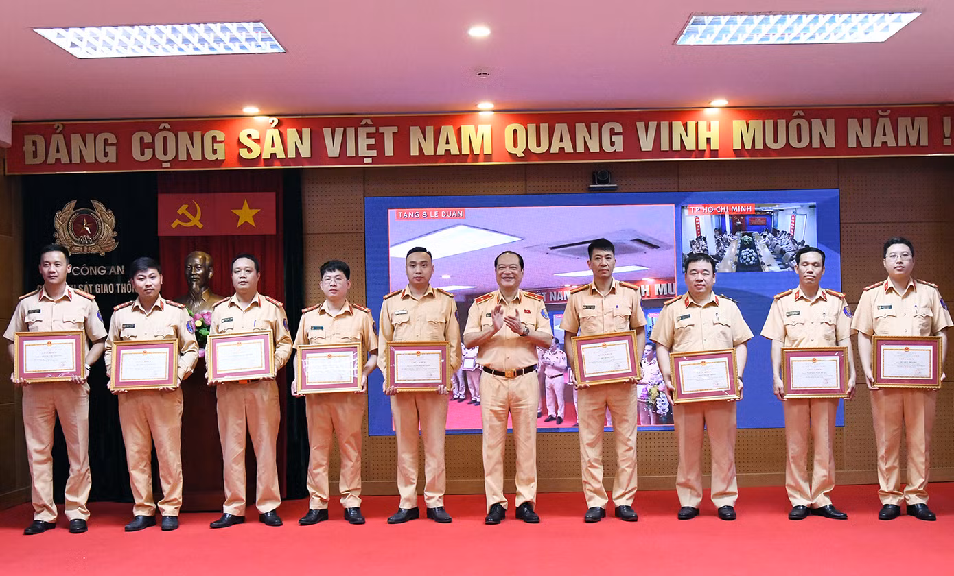 Lãnh đạo Cục CSGT trao giấy khen cho cán bộ, chiến sĩ tham gia hỗ trợ công tác đăng kiểm. Lãnh đạo Cục CSGT trao giấy khen cho cán bộ, chiến sĩ tham gia hỗ trợ công tác đăng kiểm.