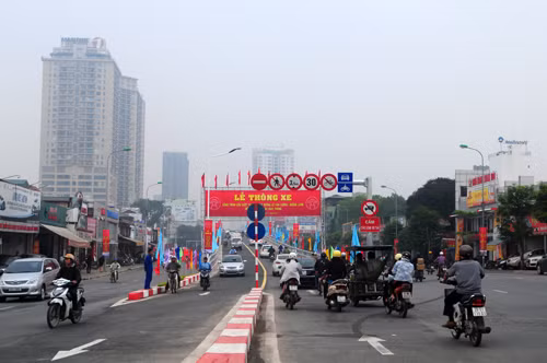Bắt đầu từ 7h sáng 14-11các phương tiện xe con, xe máy, xe buýt lưu thông theo hướng đường Lê Văn Lương - Láng Hạ và ngược lại qua khu vực nút giao thông Lê Văn Lương - đường Láng sẽ được ưu tiên đi trên cầu vượt