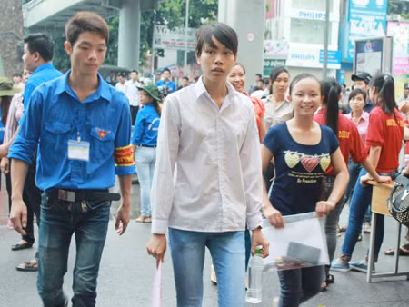 Những nét mặt lo âu xen lẫn sự tự tin của các sĩ tử. Những nét mặt lo âu xen lẫn sự tự tin của các sĩ tử