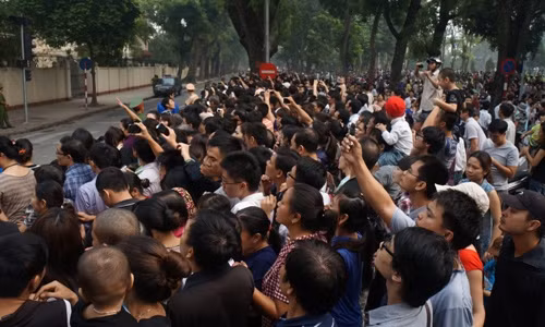 Người dân tập trung rất đông dể tiễn đưa Đại tướng