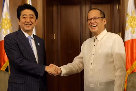 Cái bắt tay thật chặt giữa Thủ tướng Nhật Bản Abe (bên trái) và Tổng thống Philippines Aquino chắc chắn sẽ khiến Trung Quốc cảm thấy khó chịu. Cái bắt tay thật chặt giữa Thủ tướng Nhật Bản Abe (bên trái) và Tổng thống Philippines Aquino chắc chắn sẽ khiến Trung Quốc cảm thấy khó chịu.