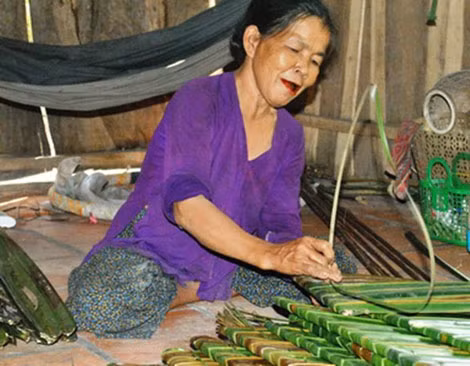  Bà Tư chỉ ăn trầu và uống cà phê suốt 30 năm qua nhưng vẫn đủ sức khỏe đi làm thuê