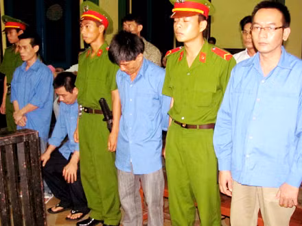 Huynh (đeo kính) và đồng bọn tại tòa