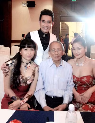 Quang Hà (đứng) và nhạc sĩ Nguyễn Ánh 9 trong buổi họp báo