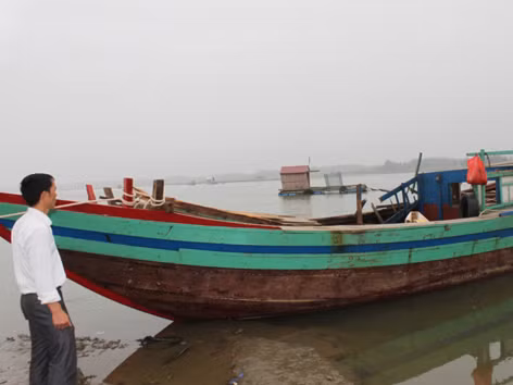Chiếc tàu gặp nạn được đưa vào cảng Lạch Ghép, xã Hải Châu, huyện Tĩnh Gia ngày 27-2. Ảnh: Hoàng Lam