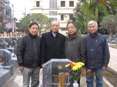 Ông Lạc (ngoài cùng bên trái), ông Quý (thứ ba từ trái sang) cùng đồng đội bên mộ LS Trần Quốc Dung