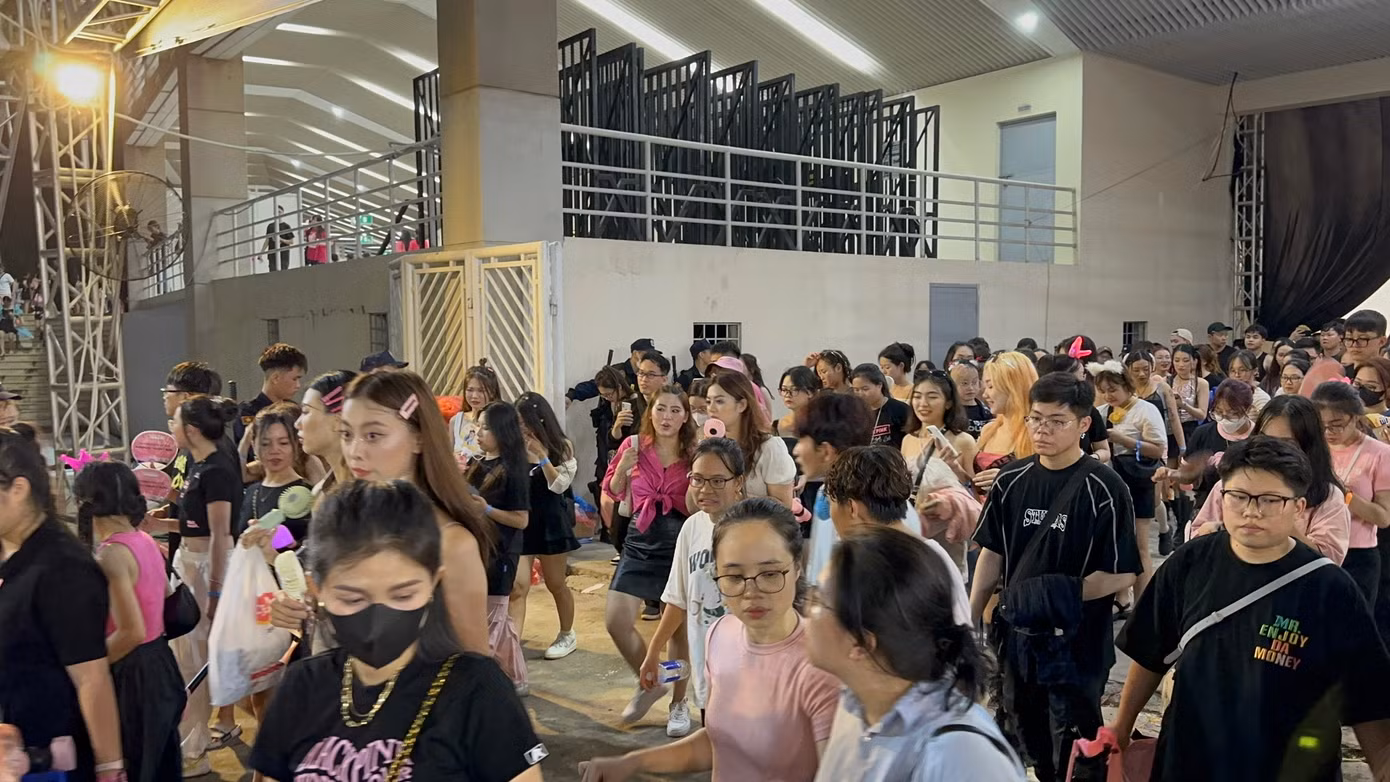 Kết thúc show diễn, người hâm mộ kéo nhau ra về. Hầu hết fan chìm đắm trong cảm xúc lẫn lộn, vừa thỏa mãn vì được trải qua hai giờ cuồng nhiệt, vừa tiếc nuối vì muốn xem thêm. Kết thúc show diễn, người hâm mộ kéo nhau ra về. Hầu hết fan chìm đắm trong cảm xúc lẫn lộn, vừa thỏa mãn vì được trải qua hai giờ cuồng nhiệt, vừa tiếc nuối vì muốn xem thêm.