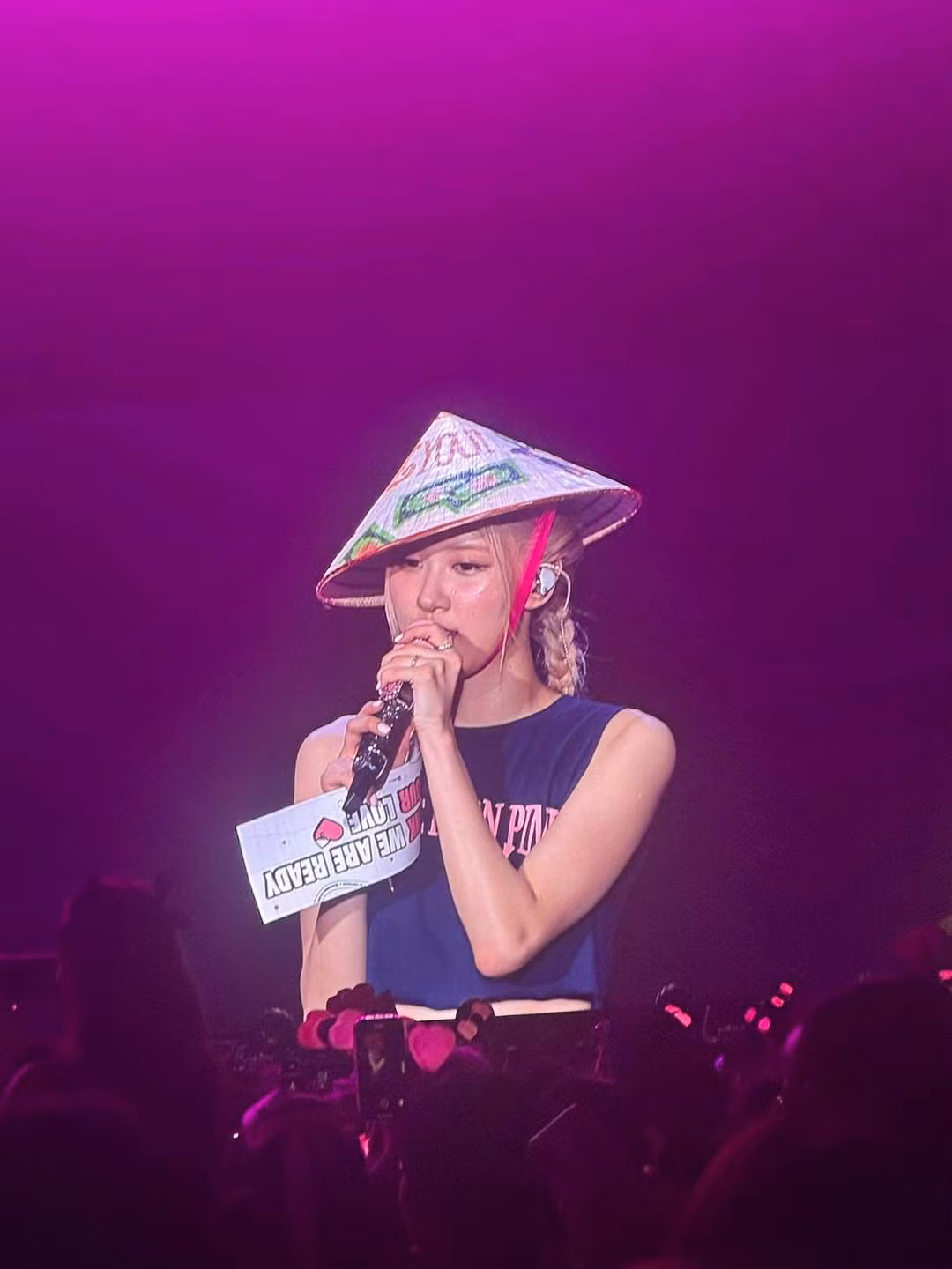 Rosé đội nón lá trong phần kết thúc của concert. Cô dành lời cảm ơn đến người hâm mộ vì luôn ủng hộ BlackPink. Rosé đội nón lá trong phần kết thúc của concert. Cô dành lời cảm ơn đến người hâm mộ vì luôn ủng hộ BlackPink.
