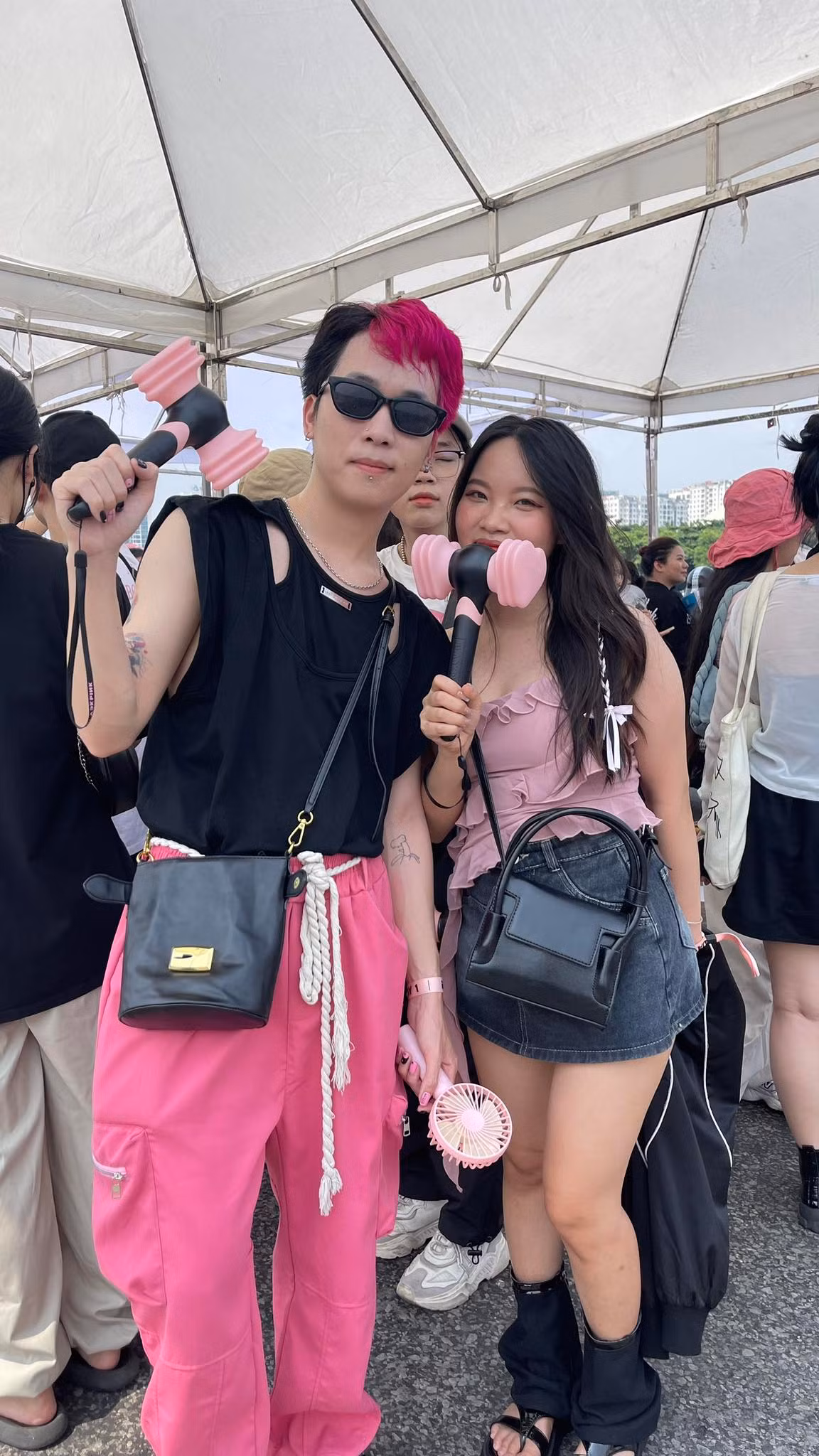 Tầng Tâng và Nguyễn Huyền nóng lòng xem BlackPink trình diễn. Hai bạn trẻ đầu tư mua hạng vé VIP để được nhìn thấy idol ở cự ly gần nhất. Tầng Tâng và Nguyễn Huyền nóng lòng xem BlackPink trình diễn. Hai bạn trẻ đầu tư mua hạng vé VIP để được nhìn thấy idol ở cự ly gần nhất.
