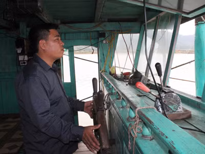 Anh Nguyễn Văn Tuy tại khoang lái của chiếc tàu cứu 14 mạng người. Ảnh: Hoàng Lam