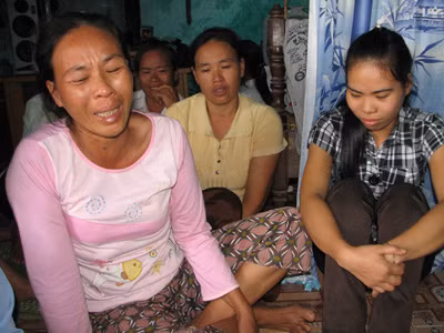 Chị Nguyễn Thị Thảo (trái) đau buồn khi chồng mất tích 