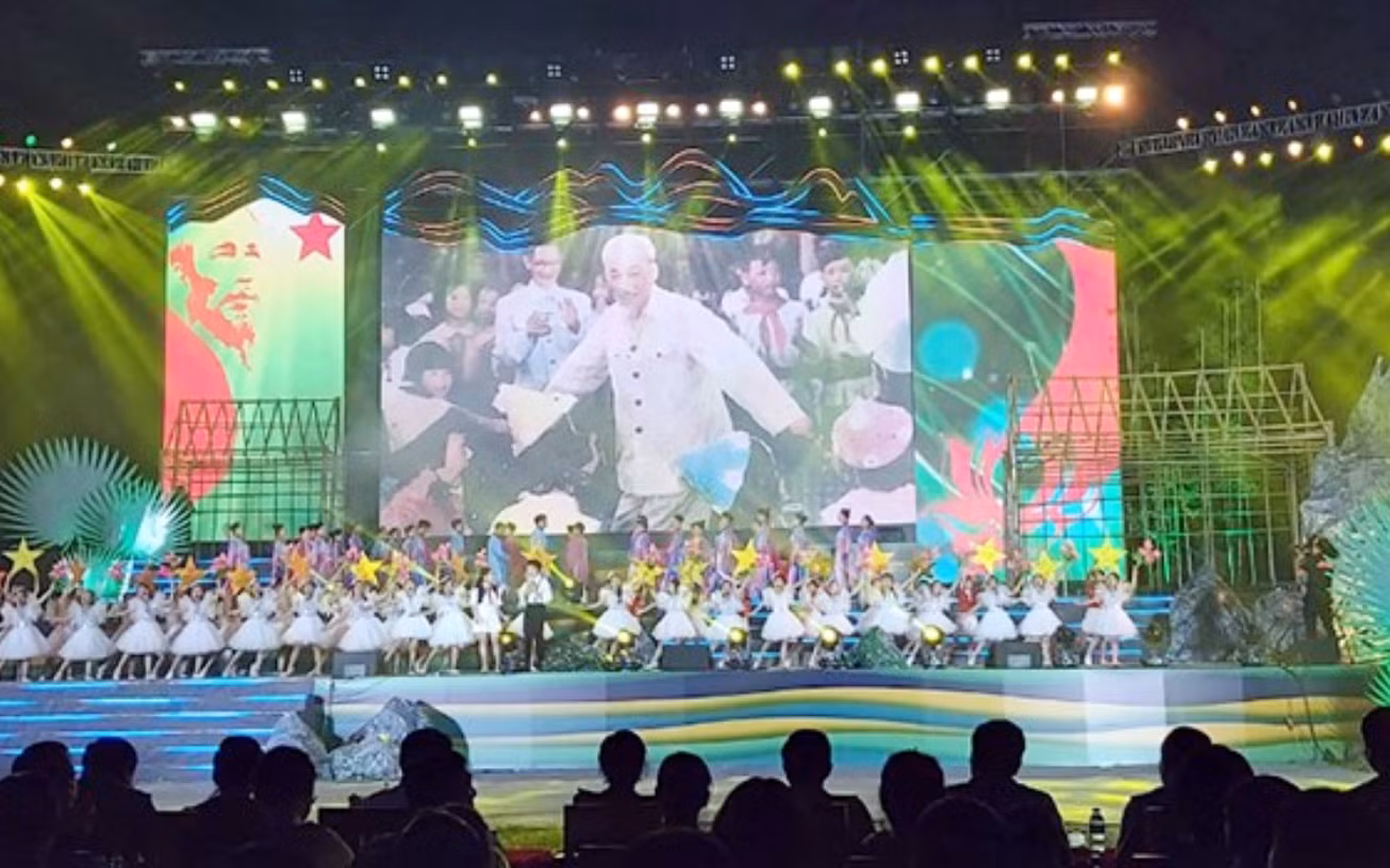 Hình ảnh Chủ tịch Hồ Chí Minh tái hiện trên sân khấu. Hình ảnh Chủ tịch Hồ Chí Minh tái hiện trên sân khấu.