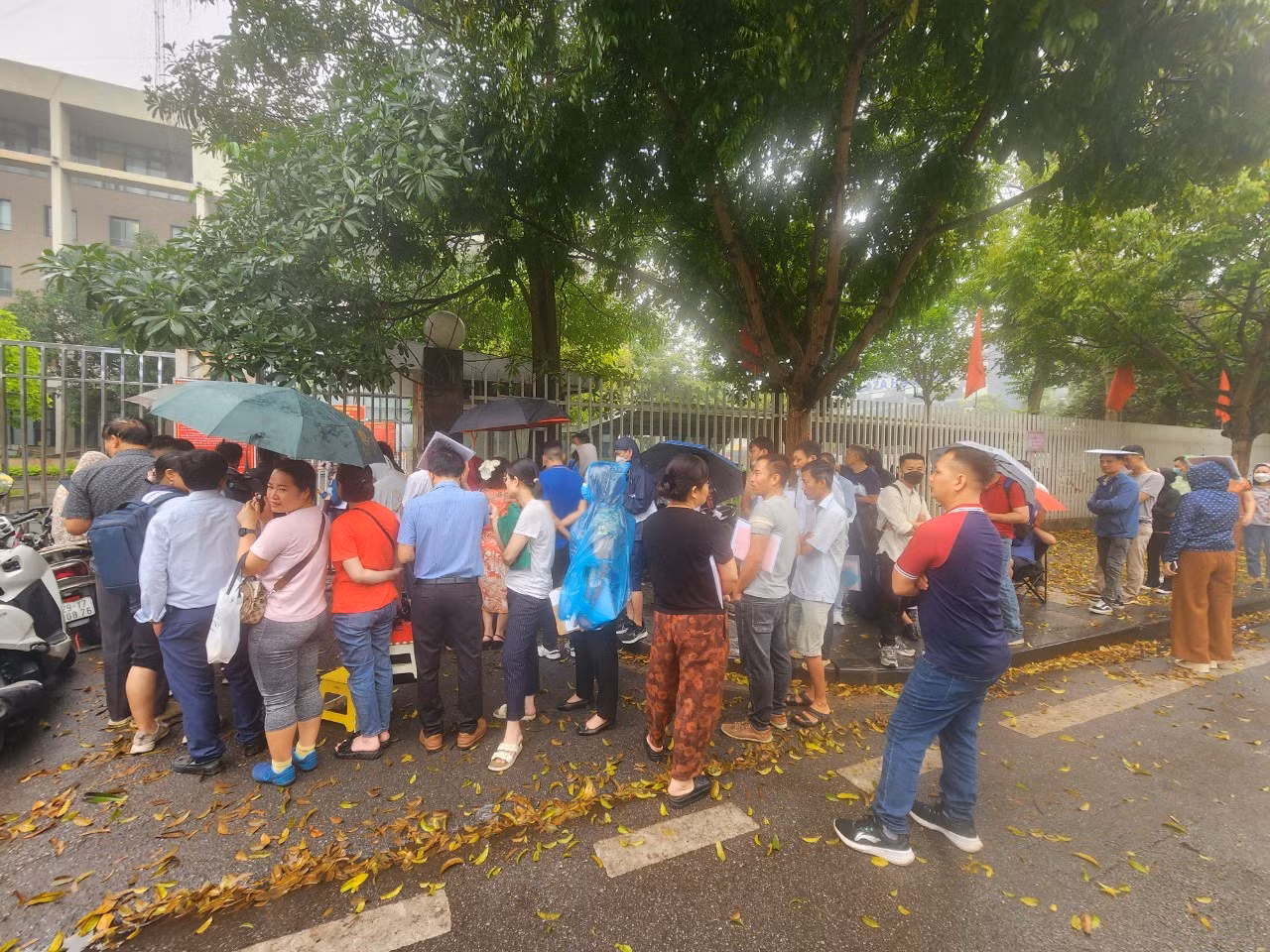 Khoảng 6h ngày 6/4, dù trời mưa nhưng đã có rất nhiều người dân đến Bộ phận một cửa quận Hà Đông chờ lấy số thứ tự. Khoảng 6h ngày 6/4, dù trời mưa nhưng đã có rất nhiều người dân đến Bộ phận một cửa quận Hà Đông chờ lấy số thứ tự.