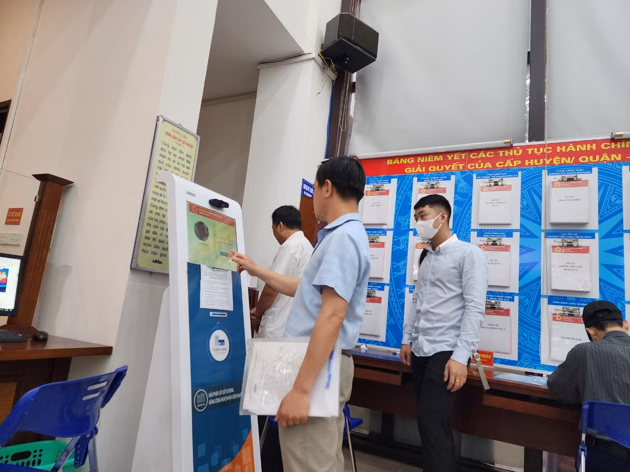 Người dân lấy số thứ tự thực hiện thủ tục hành chính. Người dân lấy số thứ tự thực hiện thủ tục hành chính.