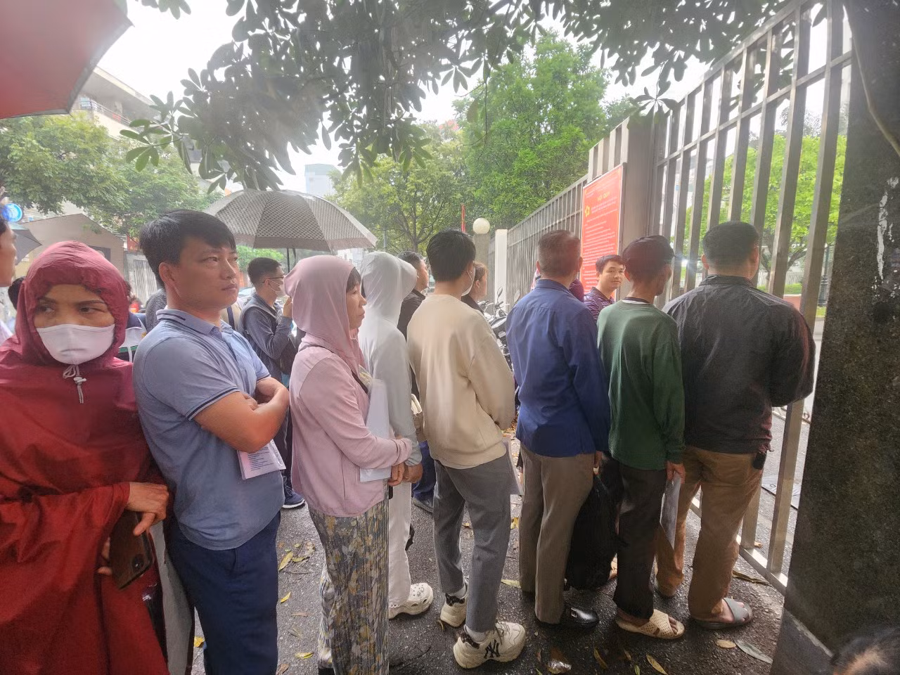 Khoảng 7h30 Bộ phận một cửa mới bắt đầu làm việc. Dù vậy, người dân đã xếp hàng từ sớm, không ai dám dời vị trí vì sợ mất lượt. Khoảng 7h30 Bộ phận một cửa mới bắt đầu làm việc. Dù vậy, người dân đã xếp hàng từ sớm, không ai dám dời vị trí vì sợ mất lượt.