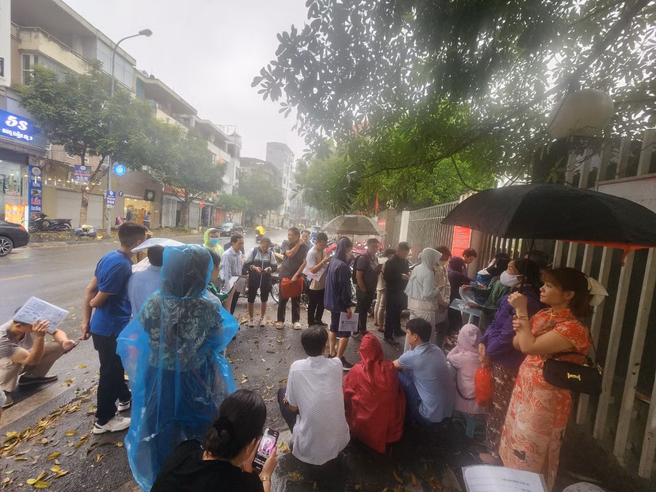 Người thì đứng dưới gốc cây, trường hợp thì mặc áo mưa, người mang ô (dù) hoặc lấy túi nilon đội lên đầu che mưa. Khi một người đến sau mà cố ý chen vào hàng thì nhiều người sẽ có ý kiến. Người thì đứng dưới gốc cây, trường hợp thì mặc áo mưa, người mang ô (dù) hoặc lấy túi nilon đội lên đầu che mưa. Khi một người đến sau mà cố ý chen vào hàng thì nhiều người sẽ có ý kiến.