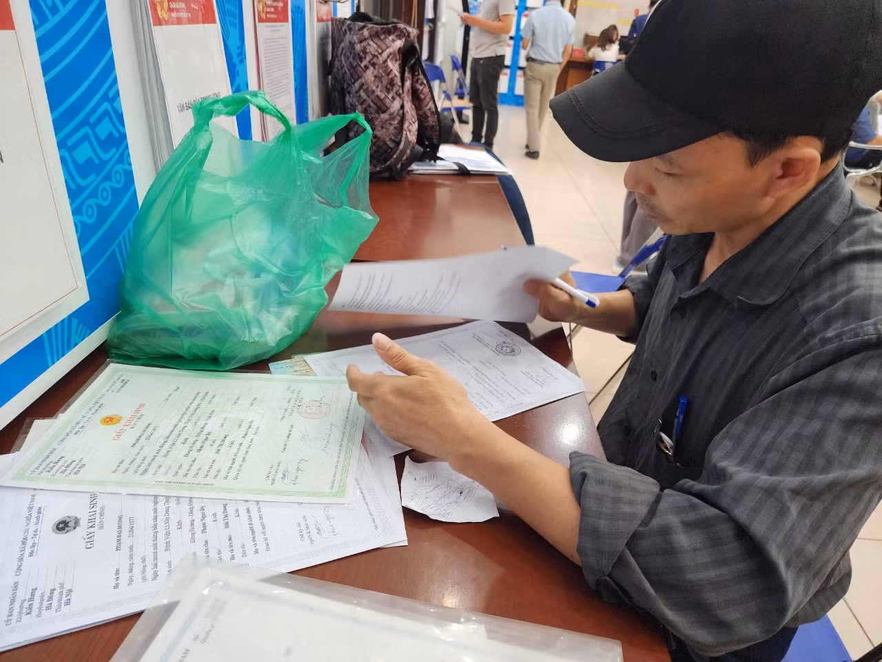Người dân điền thông tin, kiểm tra giấy tờ trước khi thực hiện các thủ tục hành chính. Người dân điền thông tin, kiểm tra giấy tờ trước khi thực hiện các thủ tục hành chính.