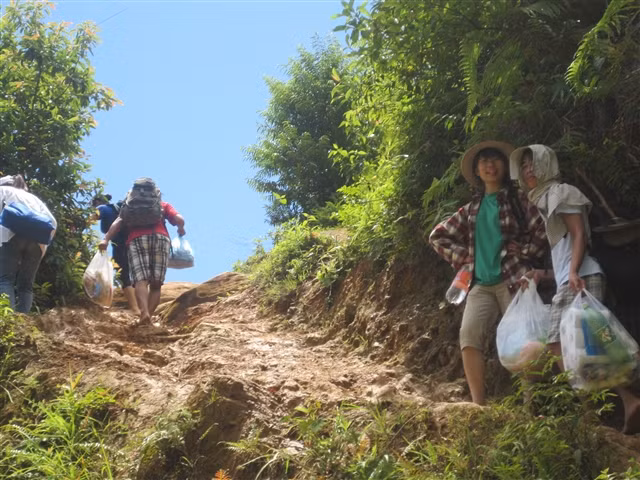 Các bạn trẻ vượt đèo vào bản