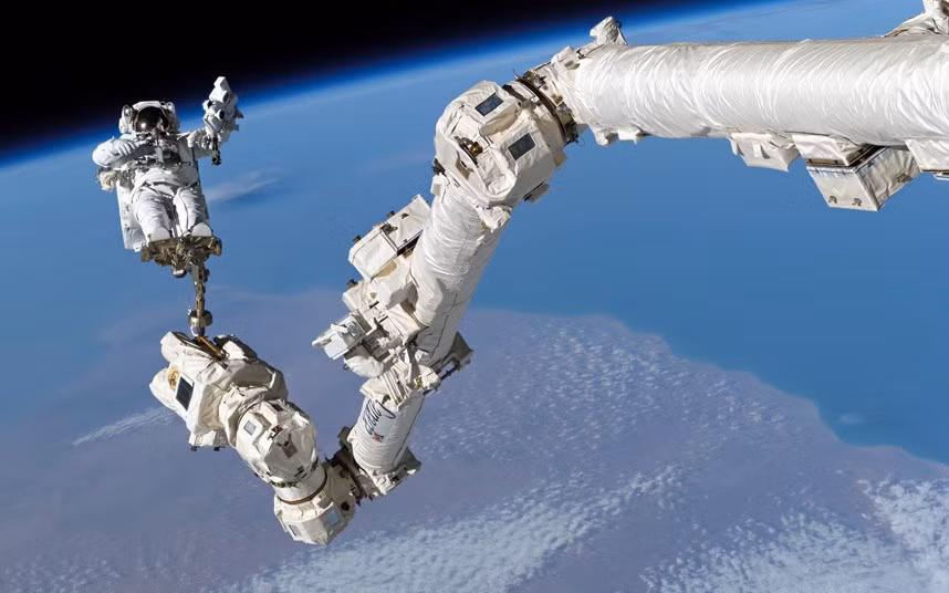 Phi hành gia Steve Robinson trên “cánh tay” của Trạm vũ trụ quốc tế ISS hồi tháng 8 năm 2005
