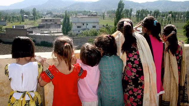 Trẻ em Pakistan lựa chọn cho mình một địa điểm thuận lợi để chiêm ngưỡng tòa dinh thự