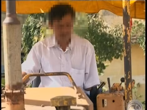 Nhân vật được cho là mù mắt, cụt tay vẫn hằng ngày lái xe mưu sinh .Ảnh cắt từ video phóng sự Ảnh: Việt Hương