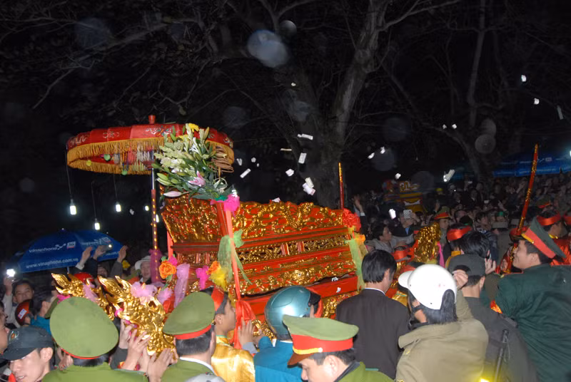 Lực lượng an ninh phải căng hết sức để bảo vệ đoàn rước kiệu ấn đi giữa biển người