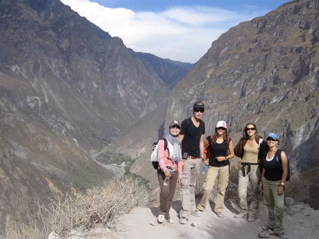 Vulann (ngoài cùng bên trái) và bạn bè quốc tế tại thung lũng Colca