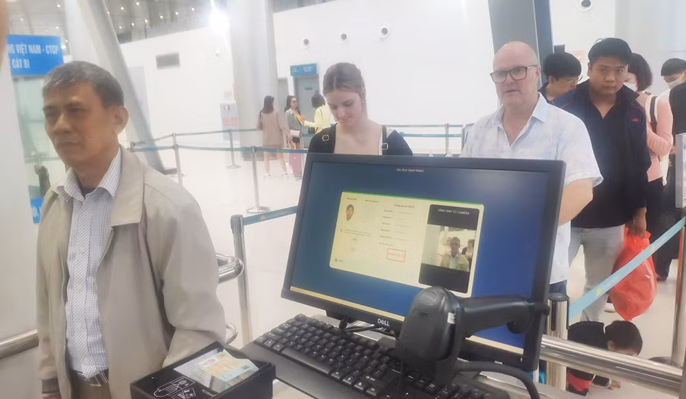 Thí điểm công nghệ xác thực sinh trắc học (khuôn mặt, vân tay) và căn cước công dân gắn chíp để kiểm tra an ninh với khách đi máy bay nội địa tại sân bay Cát Bi (Hải Phòng). Thí điểm công nghệ xác thực sinh trắc học (khuôn mặt, vân tay) và căn cước công dân gắn chíp để kiểm tra an ninh với khách đi máy bay nội địa tại sân bay Cát Bi (Hải Phòng).
