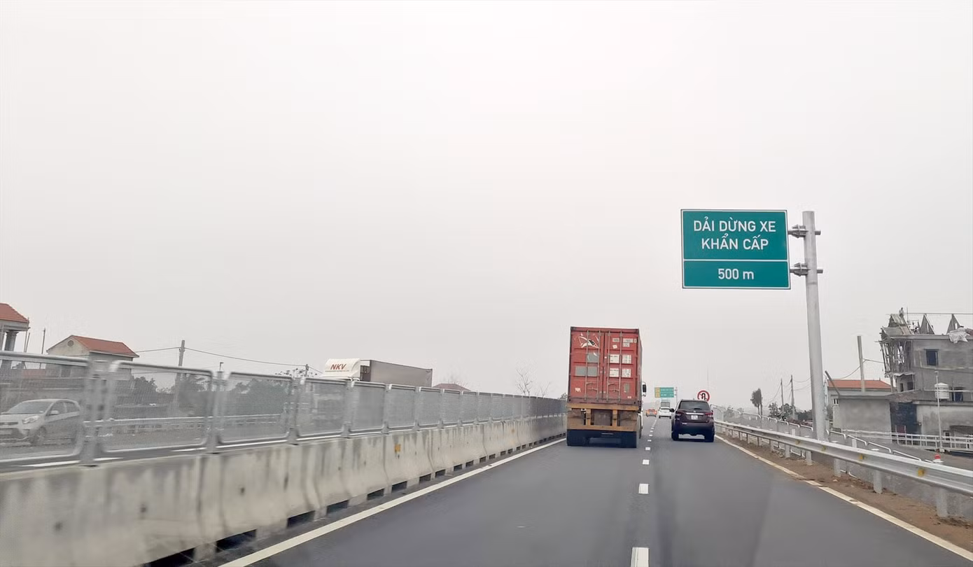 Đoạn cao tốc Cao Bồ - Mai Sơn được thiết kế 2 làn xe chạy mỗi chiều, không có làn dừng khẩn cấp toàn tuyến, chỉ có các điểm dừng khẩn cấp. Đoạn cao tốc Cao Bồ - Mai Sơn được thiết kế 2 làn xe chạy mỗi chiều, không có làn dừng khẩn cấp toàn tuyến, chỉ có các điểm dừng khẩn cấp.