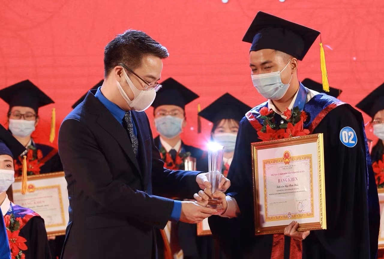 Bí thư T.Ư Đoàn Nguyễn Tường Lâm trao tặng Bằng khen, biểu trưng cho các thủ khoa tốt nghiệp xuất sắc. Ảnh: Bảo Anh