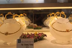 Sản phẩm nữ trang của Công ty SJC trưng bày tại hội chợ. (Ảnh: Hiệp Hà/Vietnam+)