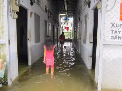 Hơn 200 hộ dân bị chìm trong biển nước sau sự cố vỡ đê nghiêm trọng xảy ra tối 4/12 trên đường số 42 thuộc khu phố 8, P.Hiệp Bình Chánh (quận Thủ Đức). ảnh: Nguyễn Dũng