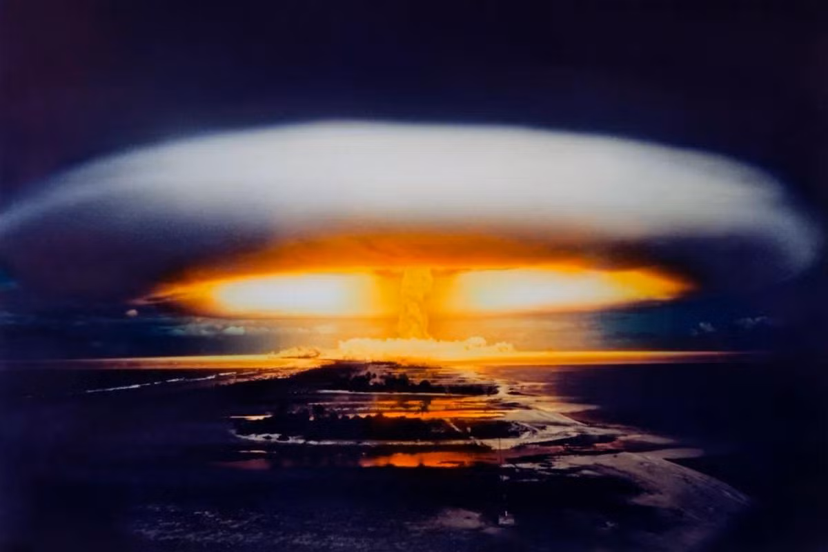 Một vụ thử bom hạt nhân ở đảo san hô Mururoa, Polynesia thuộc Pháp, năm 1971 Một vụ thử bom hạt nhân ở đảo san hô Mururoa, Polynesia thuộc Pháp, năm 1971