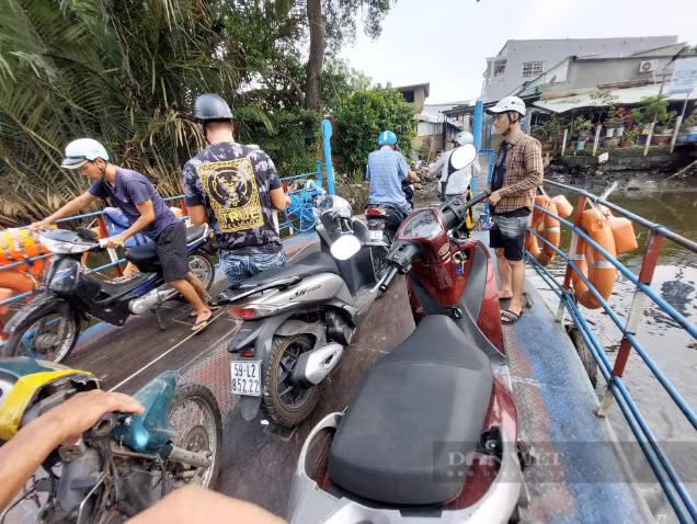 Đông người và phương tiện qua bến đò Rạch Cát (quận 8, TP.HCM) không ai mặc áo phao, đồ bảo hộ...