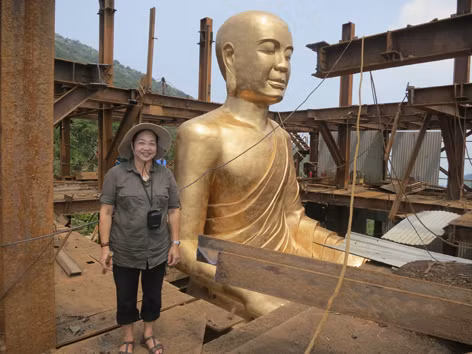 Bà Phạm Thị Mai Hoa bên bảo tượng Phật hoàng Trần Nhân Tông