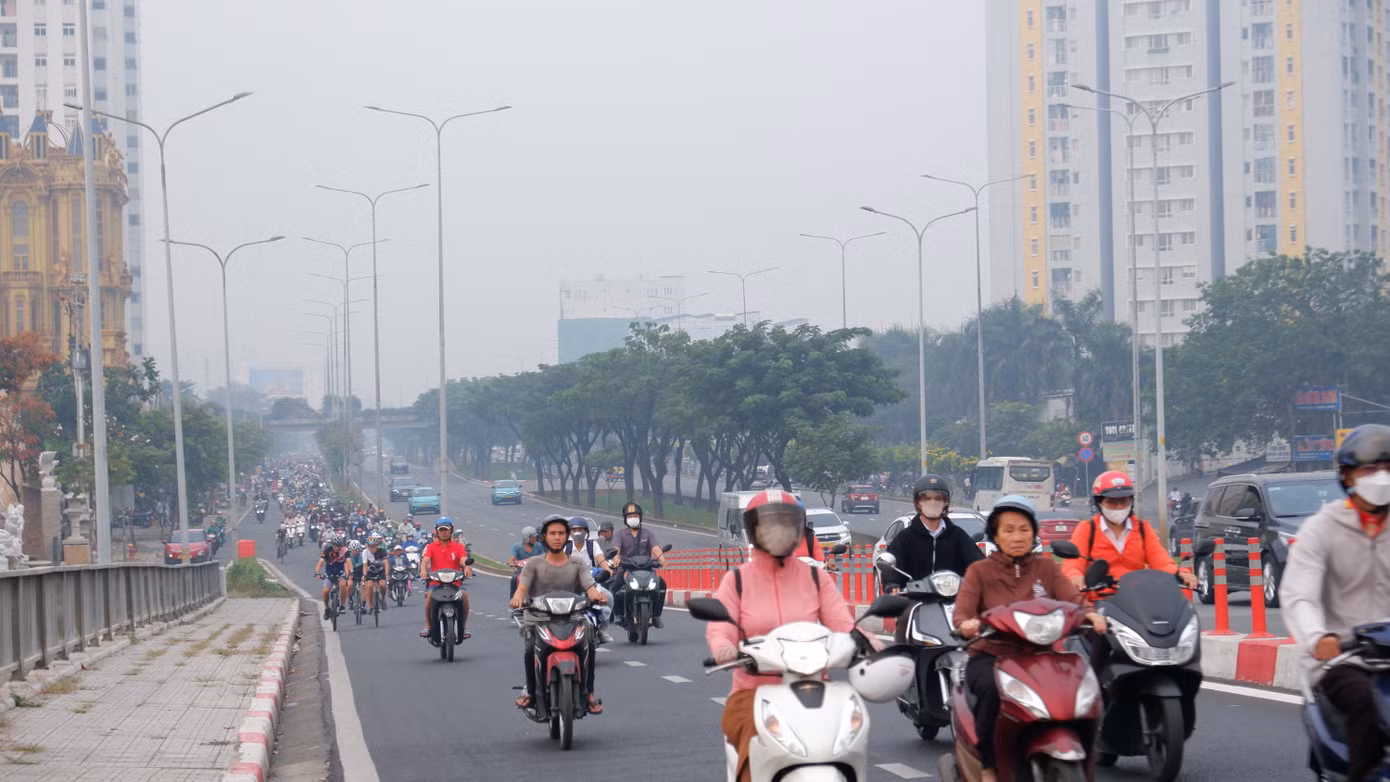 Nhiều nơi tại TPHCM xuất hiện sương mù kèm mưa rào lất phất vào sáng 19/2.