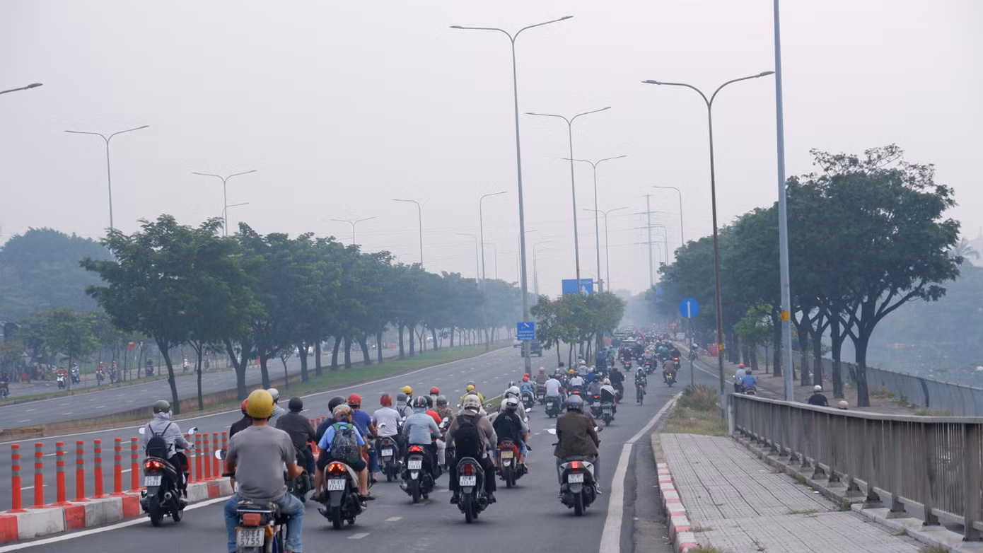 Theo ứng dụng quan trắc không khí Air Visual (thuộc Tổ chức IQAir sở hữu lượng dữ liệu tổng hợp rất lớn về chất lượng không khí, có trụ sở chính tại Thụy Sỹ), từ sáng 19/2, nhiều khu vực tại TPHCM có điểm đo chất lượng không khí không tốt cho sức khỏe.