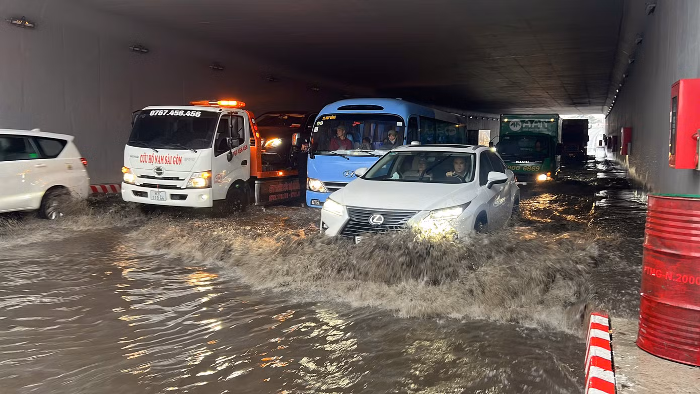 Một đoạn khoảng 50m nhánh hầm chui Nguyễn Văn Linh - Nguyễn Hữu Thọ (hướng quốc lộ 1 đi Tân Thuận) bị ngập vào sáng 13/2. Ảnh: M.H