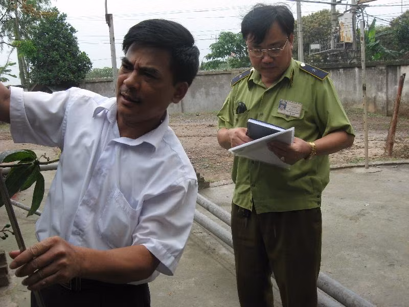 đội Quản lý thị trường kiểm tra xăng tại cây xăng Yến Huân
