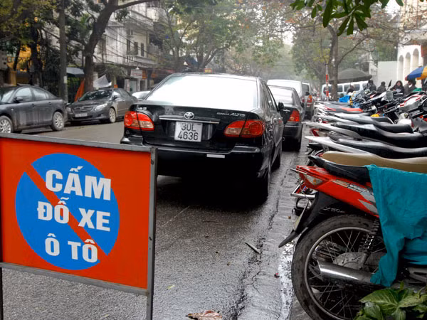 Nhiều tuyến phố cấm cũng như không