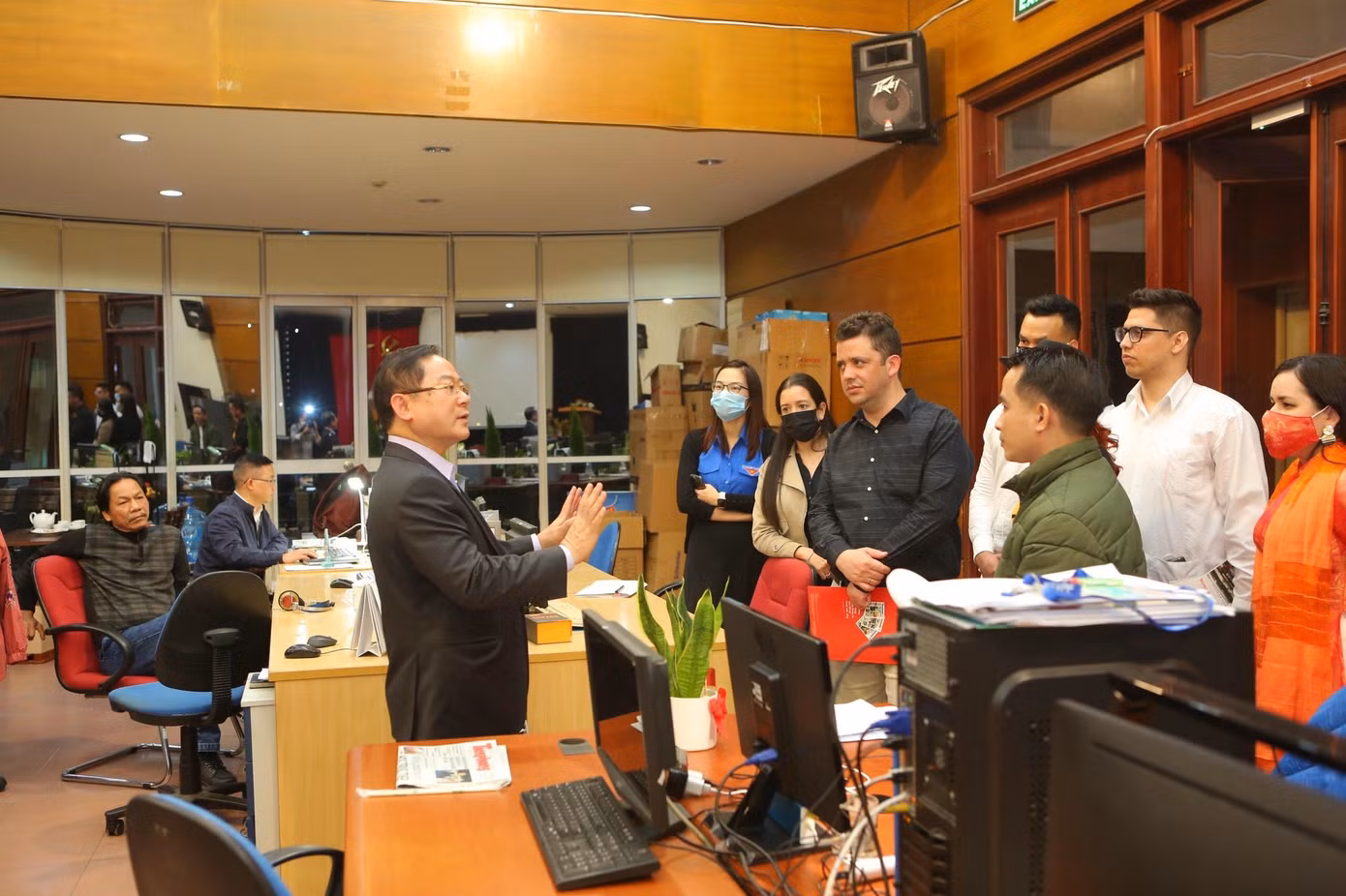 Đoàn thanh niên Cuba thăm phòng làm việc của các phóng viên và cán bộ báo Tiền Phong. (Ảnh: Trọng Tài)