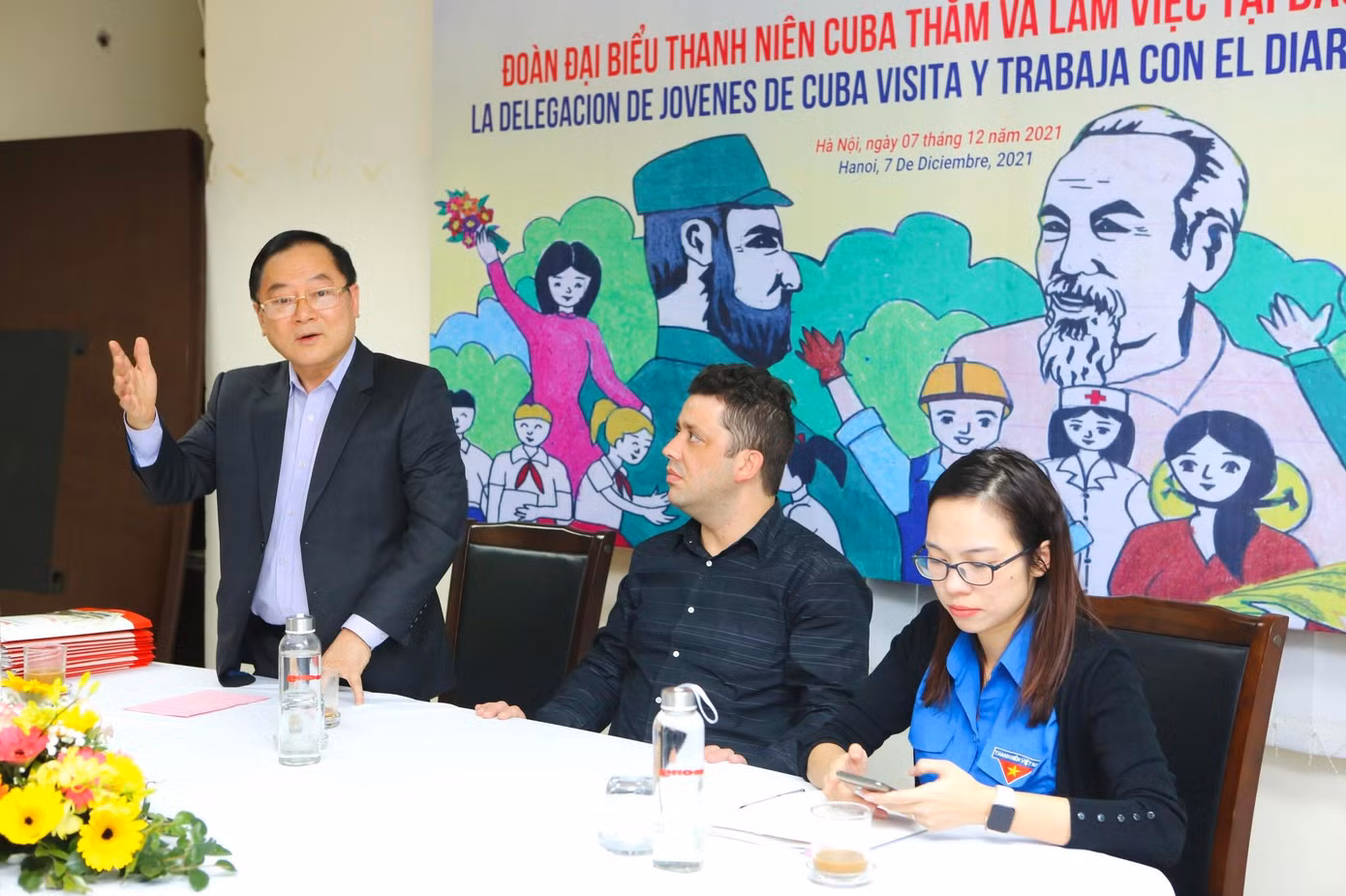 Nhà báo Lê Xuân Sơn - Tổng biên tập báo Tiền Phong, giới thiệu về lịch sử 68 năm hình thành và phát triển của cơ quan báo Tiền Phong với đoàn thanh niên Cuba. (Ảnh: Trọng Tài)