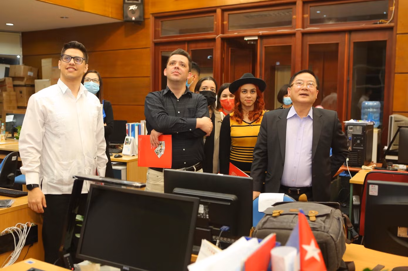 Đoàn thanh niên Cuba rất quan tâm đến mô hình hoạt động của báo Tiền Phong. (Ảnh: Trọng Tài)