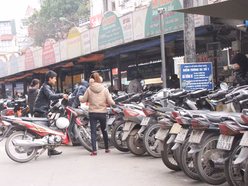 Gửi được xe vào bãi của chợ Đồng Xuân không phải dễ	Ảnh: Trường Phong