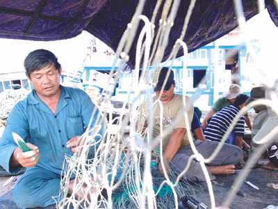 Thuyền trưởng Đến khâu dải lưới cuối cùng trước giờ vươn khơi