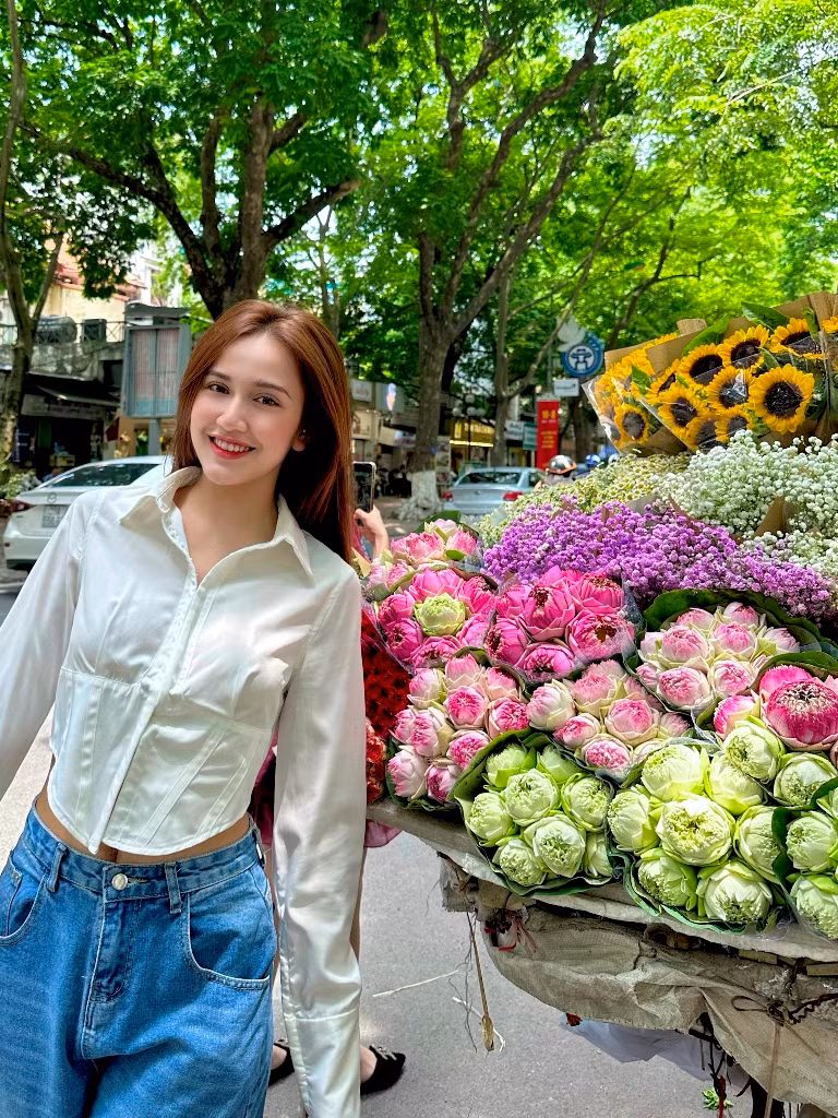 Linh Emma dạo phố thu Hà Nội Linh Emma dạo phố thu Hà Nội