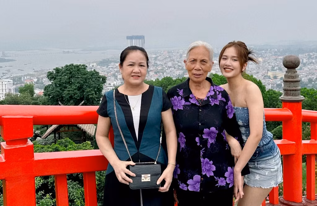 Cuộc sống đời thường của Linh Emma bên gia đình Cuộc sống đời thường của Linh Emma bên gia đình